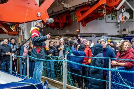 After countless goodbyes, some tears, and final warm farewell words from Captain Wunderlich, the Polarstern headed back north and Maria S. Merian headed South. Photo: Christian R. Rohleder/Alfred Wegener Institute