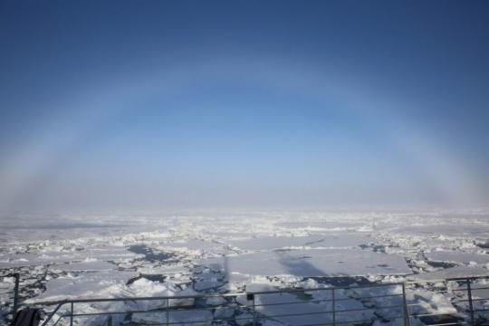A fogbow forms under a vibrant blue sky, seen from the Polarstern on a sunny day. Photo: Lisa Grosfeld/AWI