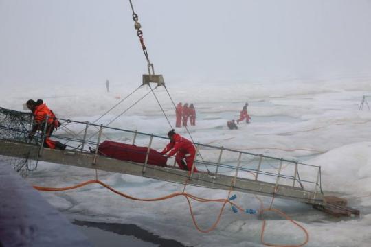 Leg 4 participants haul equipment back onto the Polarstern. Photo: Lisa Grosfeld/Alfred Wegener Institute