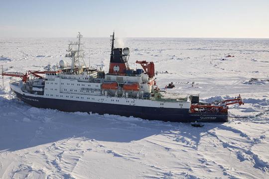 The icebreaker Polarstern drifts along with an arctic floe. Credit: Alfred-Wegener-Institut/Michael Gutsche 