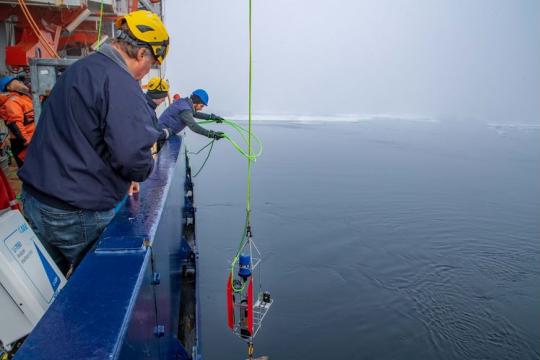 Team Ocean and the crew onboard Polarstern recover instruments that were deployed on the MOSAiC project. Photo: Lianna Nixon/CIRES and CU Boulder