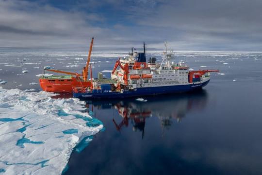 Russian research icebreaker Akademik Tryoshnikov and Polarstern meet in the Arctic Ocean to exchange personnel, cargo and fuel. Photo: Steffen Graupner/AWI